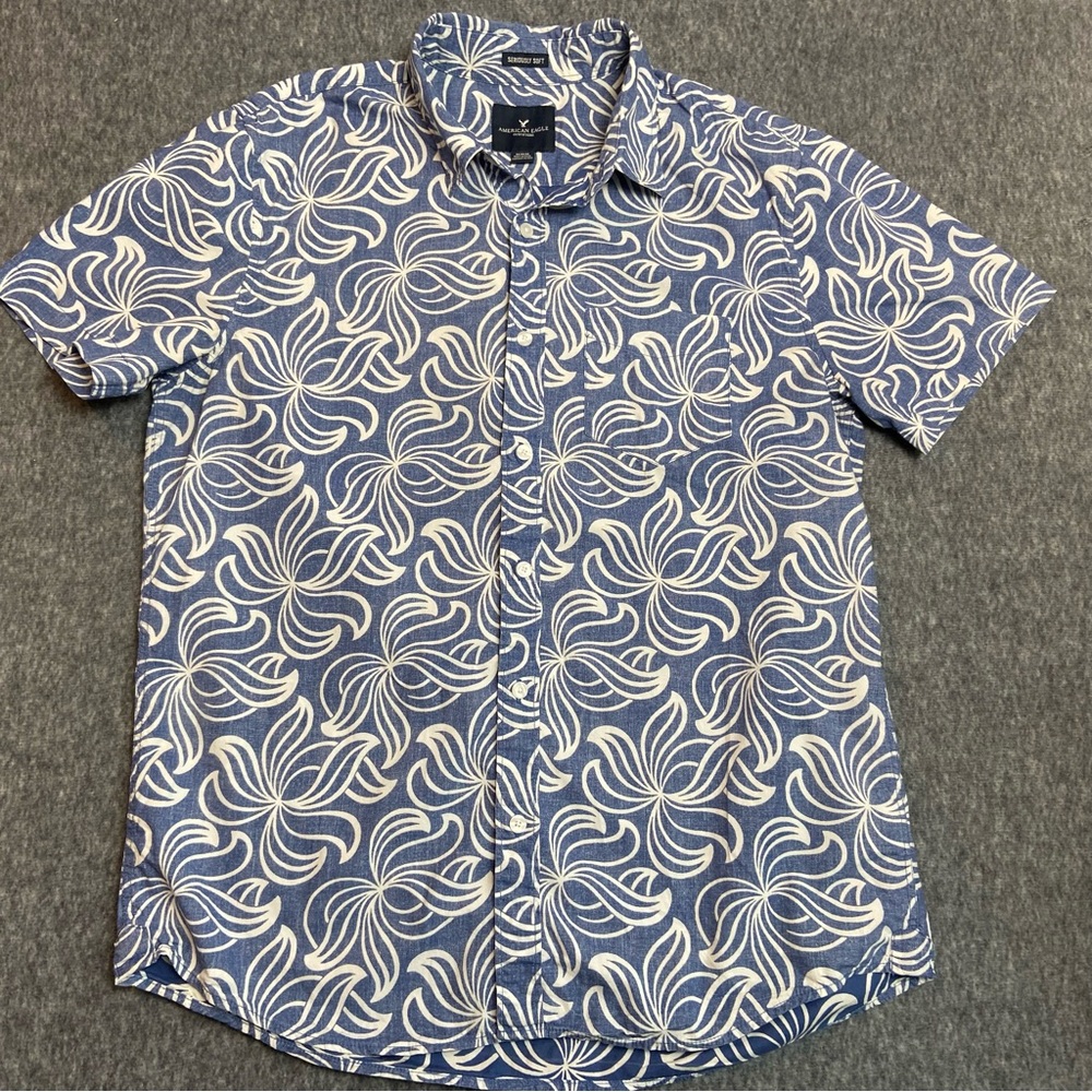 AMERICAN EAGLE Men's Button down short sleeve shirt size M